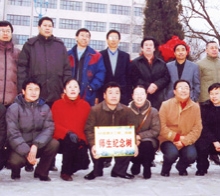       2004年12月路大三、四班畢業(yè)生十五周年同學(xué)聚會在母校栽下師生紀(jì)念 樹祝母校更加輝煌
