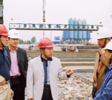       圖為學(xué)院畢業(yè)生韋世國(guó)副局長(zhǎng)（左一）、學(xué)院畢業(yè)生九泰公司 總經(jīng)理關(guān)和平（中）在施工現(xiàn)場(chǎng)
